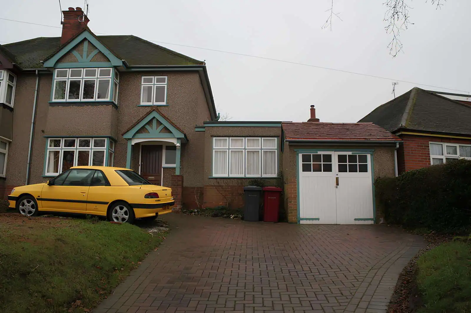 A photo of the front of the house taken before the start of the work for comparison purposes.